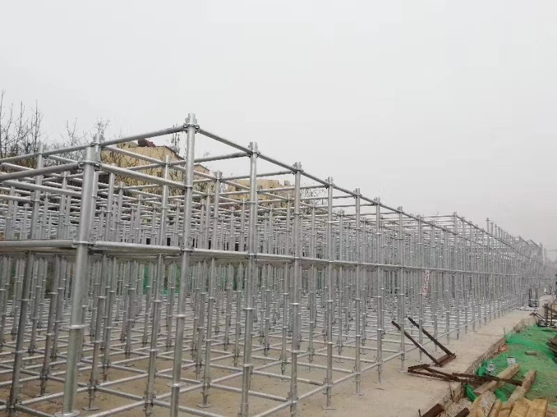 搭建腳手架橫向掃地桿與縱向掃地桿時(shí)，怎么設(shè)置好？ (圖1)